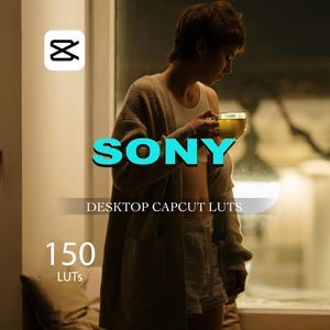 Puede incluir: Imagen con la palabra "SONY" en turquesa, y "DESKTOP CAPCUT LUTS" debajo. El número "150" se muestra con "LUTS" debajo. Una persona sostiene una taza de té. La imagen tiene una estética cálida y acogedora.