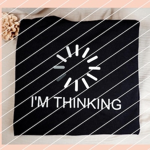 Könnte beinhalten: Schwarzes T-Shirt mit einem weißen Lade-Symbol und dem Text "I'M THINKING".