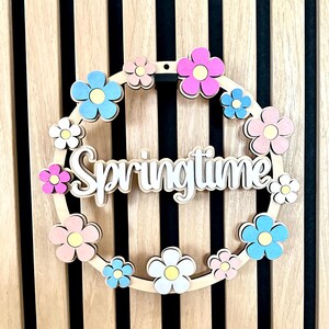 Puede incluir: Una taza de cer&aacute;mica blanca con un asa negra y el texto "But First, Coffee" en negro, en negrita. La taza est&aacute; sobre una superficie blanca.