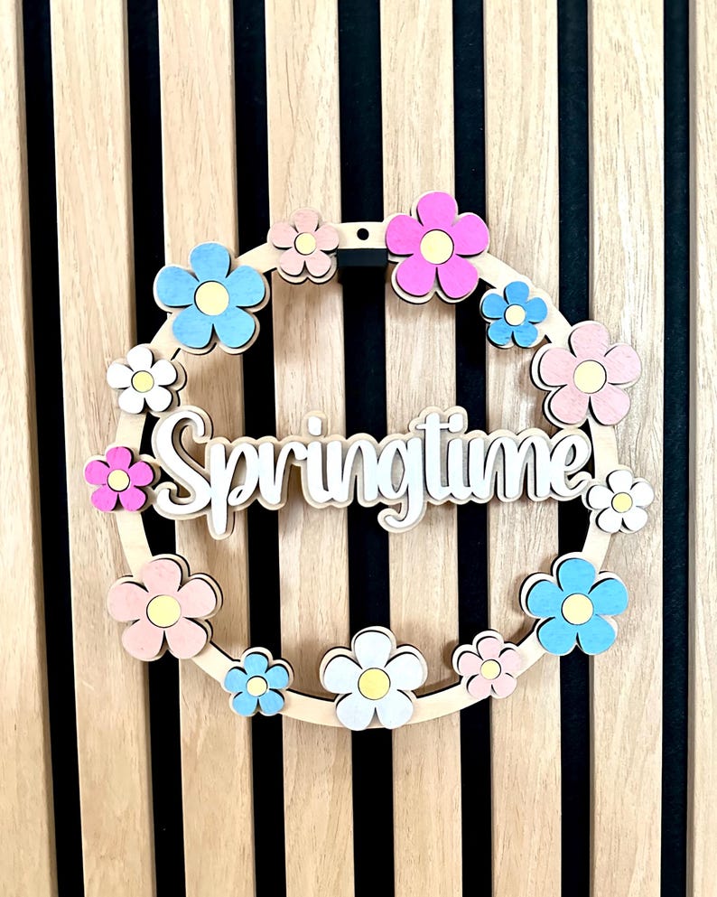 Puede incluir: Una taza de cer&aacute;mica blanca con un asa negra y el texto "But First, Coffee" en negro, en negrita. La taza est&aacute; sobre una superficie blanca.