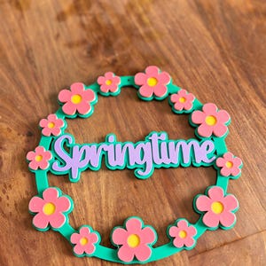 Puede incluir: Una taza de cer&aacute;mica blanca con un asa negra y el texto "But First, Coffee" en negro, con una fuente de estilo manuscrito. La taza est&aacute; sobre una superficie blanca.