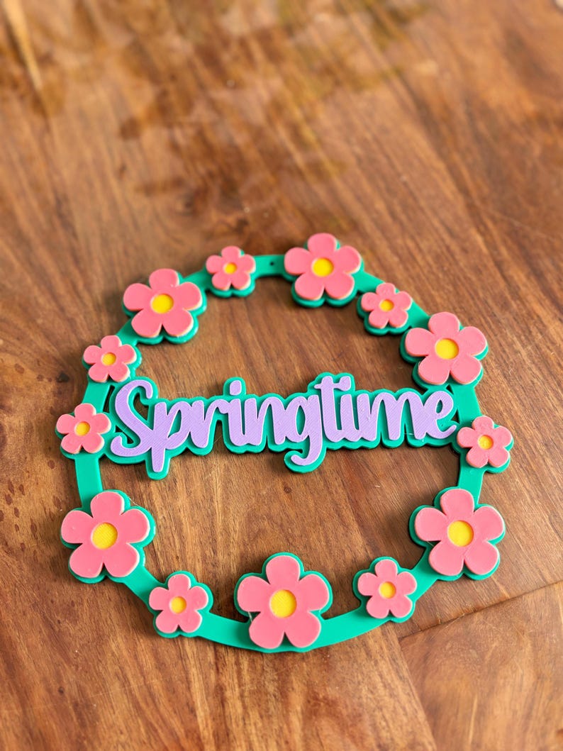 Puede incluir: Una taza de cer&aacute;mica blanca con un asa negra y el texto "But First, Coffee" en negro, con una fuente de estilo manuscrito. La taza est&aacute; sobre una superficie blanca.