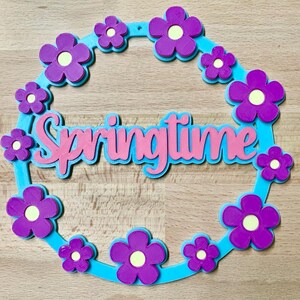 Puede incluir: Una taza de cer&aacute;mica blanca con un asa negra y el texto "But First, Coffee" en negrita negra. La taza se encuentra sobre un fondo neutro, resaltando su dise&ntilde;o simple.