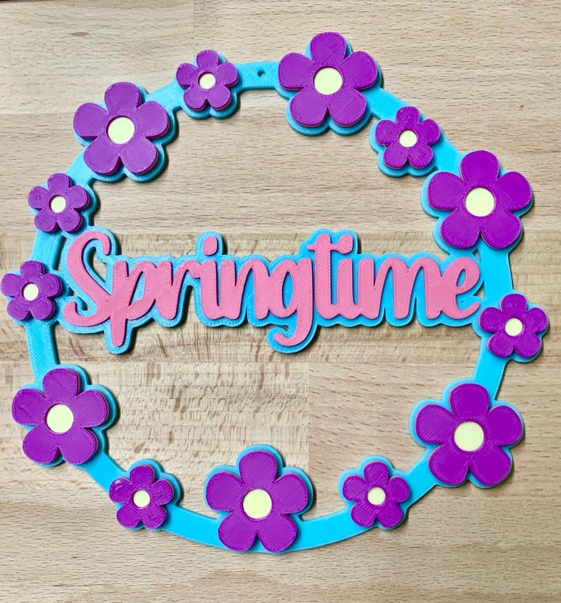 Puede incluir: Una taza de cer&aacute;mica blanca con un asa negra y el texto "But First, Coffee" en negrita negra. La taza se encuentra sobre un fondo neutro, resaltando su dise&ntilde;o simple.