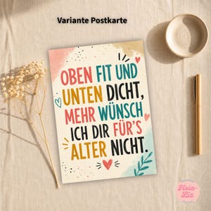 Könnte beinhalten: Eine rechteckige Postkarte mit dem deutschen Text 'OBEN FIT UND UNTEN DICHT, MEHR WÜNSCH ICH DIR FÜR'S ALTER NICHT.' in farbiger, fetter Schrift. Das Design enthält Aquarellakzente in Rosa und Blau, kleine Herzen sowie schwarze Sprenkel.