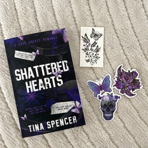 Shattered Hearts - podpisany egzemplarz z naklejkami i tymczasowym tatuażem