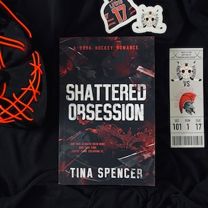 Shattered Obsession - podpisany egzemplarz z naklejkami i zakładką