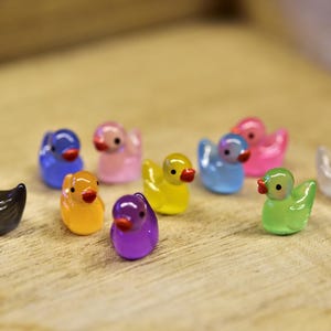 Mini Ente leuchtend – Glow in the Dark Deko – Miniaturfigur 1cm – Glasgarten Zubehör – Feengarten Deko – kleine Dekoente