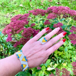Ukrainische Armband mit Herz. Weiß blau gelbes Armband. Armband weiß blau und gelb. Armband-Set und Perlenring. Unterstütze die Ukraine