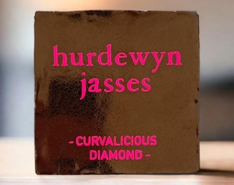 Roze Tegeltje Hurdewyn Jasses, Curvalicious Diamond, Omrop Fryslan, Interieur, Woondecorarie
