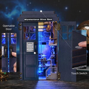 Puede incluir: Una caja de madera azul con el texto "Mysterious Blue Box" en la parte superior. La caja tiene una puerta que se puede abrir con un letrero que dice "Notice Confidentiality is Important Please Keep This Door Closed Thank You Pull to Open". El interior est&aacute; iluminado con luces azules.