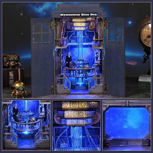 Puede incluir: Modelo detallado de una cabina de polic&iacute;a azul con el texto "Mysterious Blue Box". El interior presenta una sala de control futurista con figuras, iluminada con luces azules. El modelo tiene intrincados detalles mec&aacute;nicos y un fondo celestial.