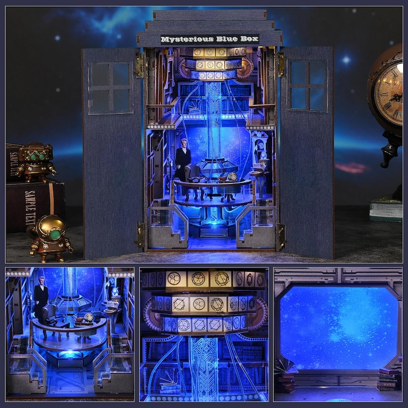 Puede incluir: Modelo detallado de una cabina de polic&iacute;a azul con el texto "Mysterious Blue Box". El interior presenta una sala de control futurista con figuras, iluminada con luces azules. El modelo tiene intrincados detalles mec&aacute;nicos y un fondo celestial.