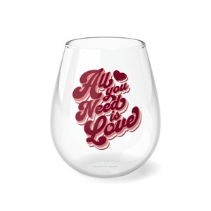 Todo lo que necesitas es amor copa de vino sin tallo 11.75oz, regalo del día de San Valentín, copa inspirada en el amor, vibraciones de vino, sin tallo de los amantes
