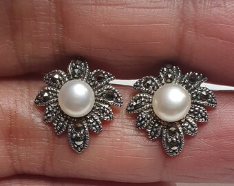 Earrings with a delightful floral motif in 925% nickel-free silver, marcasite, pearls (EA 4 PERLA+M)