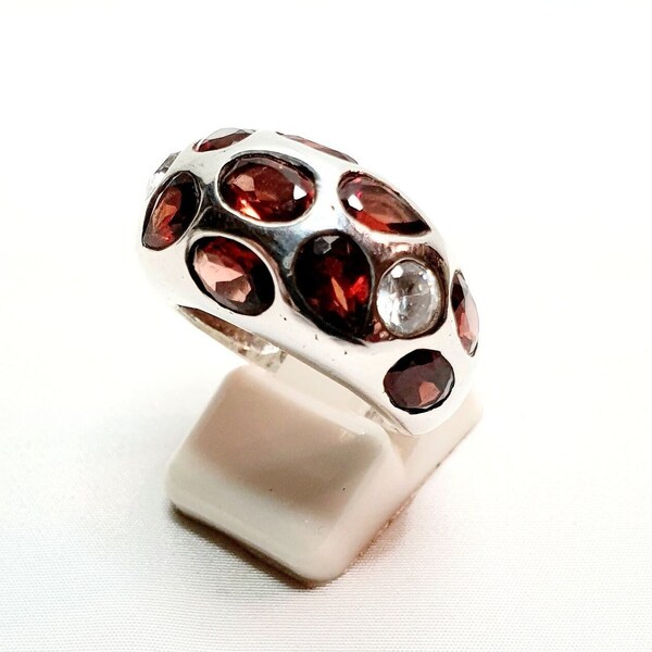 Band ring in 925% nickel free silver with garnet and white topaz (R4 GRA)