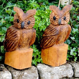 Owl made of wood / robinia wood carved with a chainsaw as a decoration for the garden