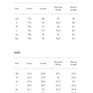 Pu&ograve; includere: Tabella delle taglie di abbigliamento con misure in centimetri e pollici. La tabella include taglie dalla XS alla XXL, con misure di petto, lunghezza, larghezza spalle e lunghezza maniche in cm e pollici.
