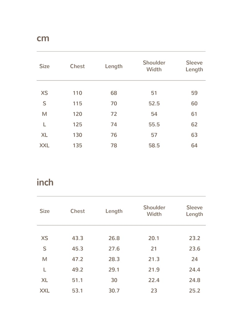 Pu&ograve; includere: Tabella delle taglie di abbigliamento con misure in centimetri e pollici. La tabella include taglie dalla XS alla XXL, con misure di petto, lunghezza, larghezza spalle e lunghezza maniche in cm e pollici.