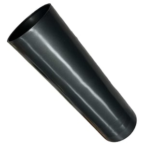 Puede incluir: Un objeto cilíndrico de color gris oscuro con una parte superior ligeramente ensanchada y una base redondeada. El objeto tiene una superficie lisa y reflectante. La forma sugiere que podría ser un jarrón o un recipiente similar.