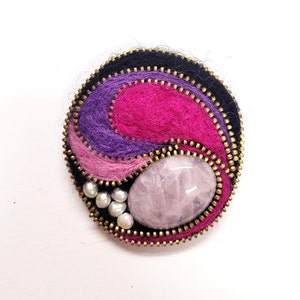 Pink quartz spilla, sweet water pearl and cardata wool
