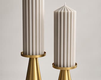 Velas altas acanaladas, color gris guijarro, de pie / Cera vertida a mano / Decoración para centros de mesa de boda