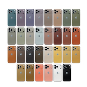 Può includere: Una collezione di custodie per telefoni colorate in varie tonalità, tra cui blu, viola, marrone e giallo. Ogni custodia presenta un ritaglio per la fotocamera e il logo Apple. Le custodie sono disposte a griglia su sfondo bianco.