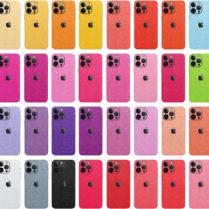 Op de afbeelding: Een verzameling van 36 iPhone-hoesjes met verschillende glitterafwerkingen. De hoesjes zijn gerangschikt in een rasterpatroon, waarbij elk hoesje een unieke kleur en een uniek glitterontwerp heeft.