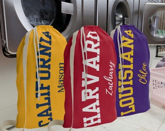 Saco de roupa suja personalizado para dormitório, presente de formatura, saco de roupa suja personalizado para faculdade, decoração de dormitório, saco com nome, cesto de roupa suja, itens essenciais para dormitório universitário.