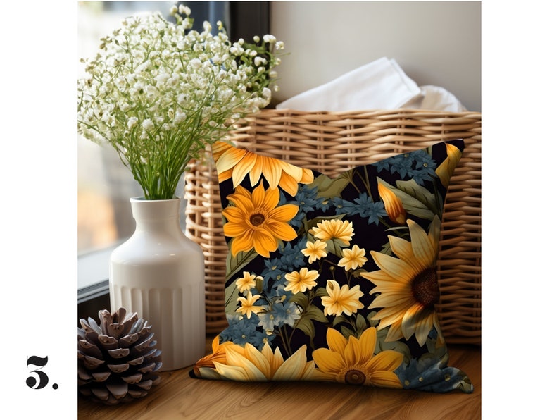 Puede incluir: Una almohada negra con un patr&oacute;n floral con girasoles amarillos y flores azules sobre un fondo negro.