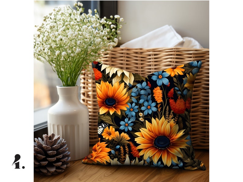 Puede incluir: Una almohada decorativa con un patr&oacute;n floral que presenta girasoles, flores azules y hojas verdes sobre un fondo negro.