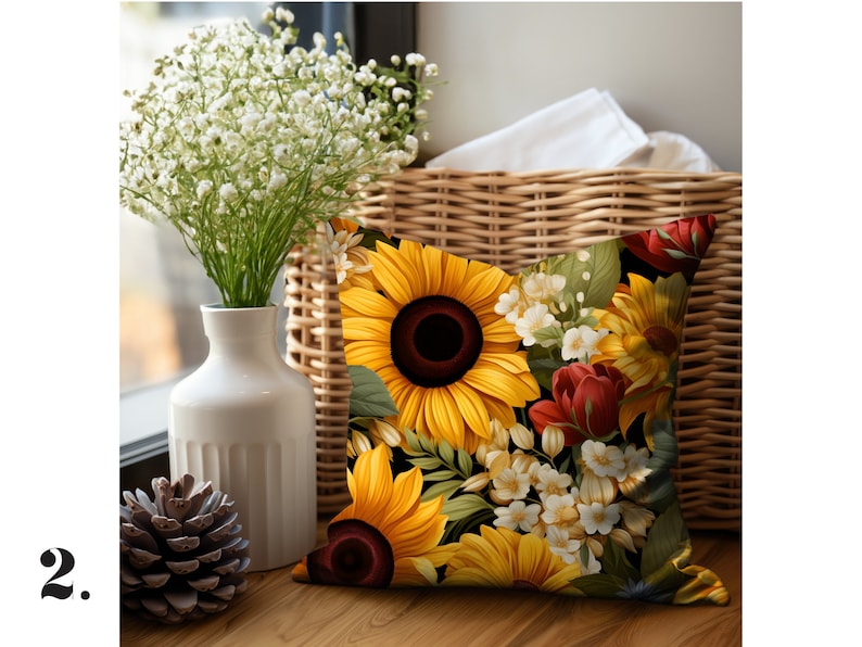 Puede incluir: Una almohada de tiro con un dise&ntilde;o floral que presenta girasoles, flores rojas y flores blancas sobre un fondo negro.