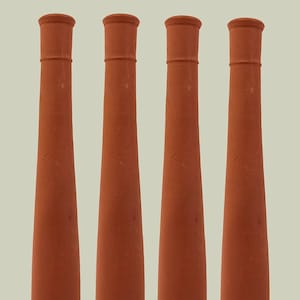 Puede incluir: Cuatro macetas de chimenea de terracota con un diseño clásico. Cada maceta tiene una parte superior cilíndrica, un cuerpo ligeramente ensanchado y un tono marrón rojizo. Las macetas están dispuestas verticalmente sobre un fondo neutro, mostrando su forma y textura.