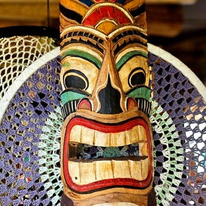 Totem en bois Fait main par Jérôme Totem indien Totem pole Poteau martre Totem pole hauteur 50 cm en bois d'Albesia décoration