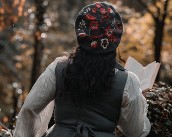 Oh joyeux gris ! Béret en laine, broderies ukrainiennes traditionnelles faites à la main, accessoire de tête de femme de style folklorique vintage