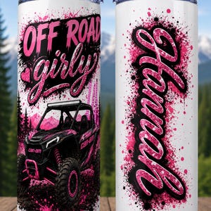 Könnte beinhalten: Ein weißer Becher mit einem schwarzen und rosa Design. Die Vorderseite zeigt den Text "OFF ROAD Girly" mit einer Grafik eines Geländewagens. Auf der Rückseite steht das Wort "Family" in rosa Schrift.