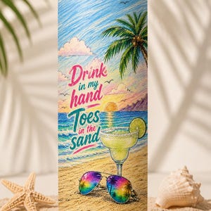 Peut inclure: Un gobelet cylindrique avec une scène de plage tropicale, une margarita et des lunettes de soleil arc-en-ciel. Le texte sur le gobelet se lit "Drink in my hand, Toes in the sand." Une paille en acier inoxydable est insérée dans le couvercle.