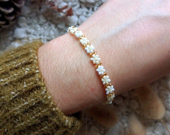 Bracelet de fleurs avec perles dorées, crèmes et blanc cassé fabriqué à la main