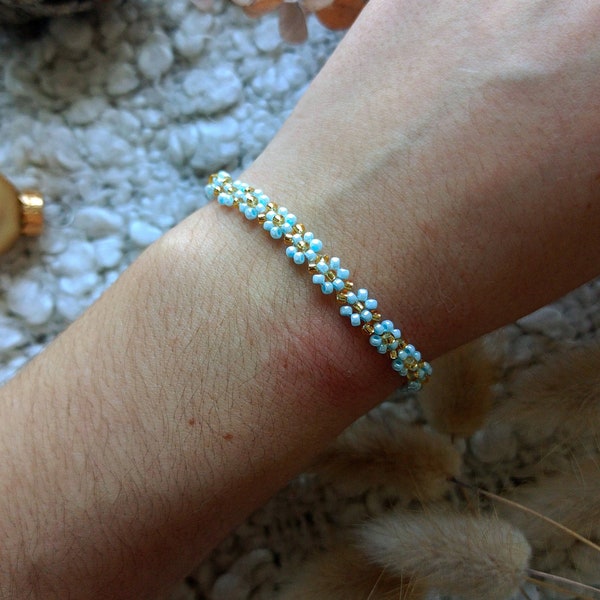 Bracelet de fleurs avec perles bleues et dorées fabriqué à la main