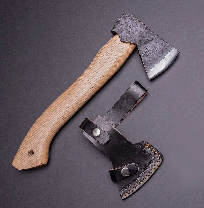 Petite Hache De Barbe Ancienne Forgée Main - Tomahawk Vintage - Provenance Bulgarie - état Excellent