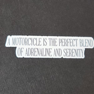 Een motorfiets is de perfecte mix van adrenaline en sereniteit, sticker