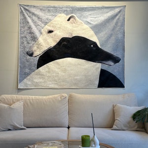 Arazzo da parete Hugging Whippets, decorazione da parete Boho, appeso a parete Hugging Dogs, 46” x 60”, 118 x 150 cm