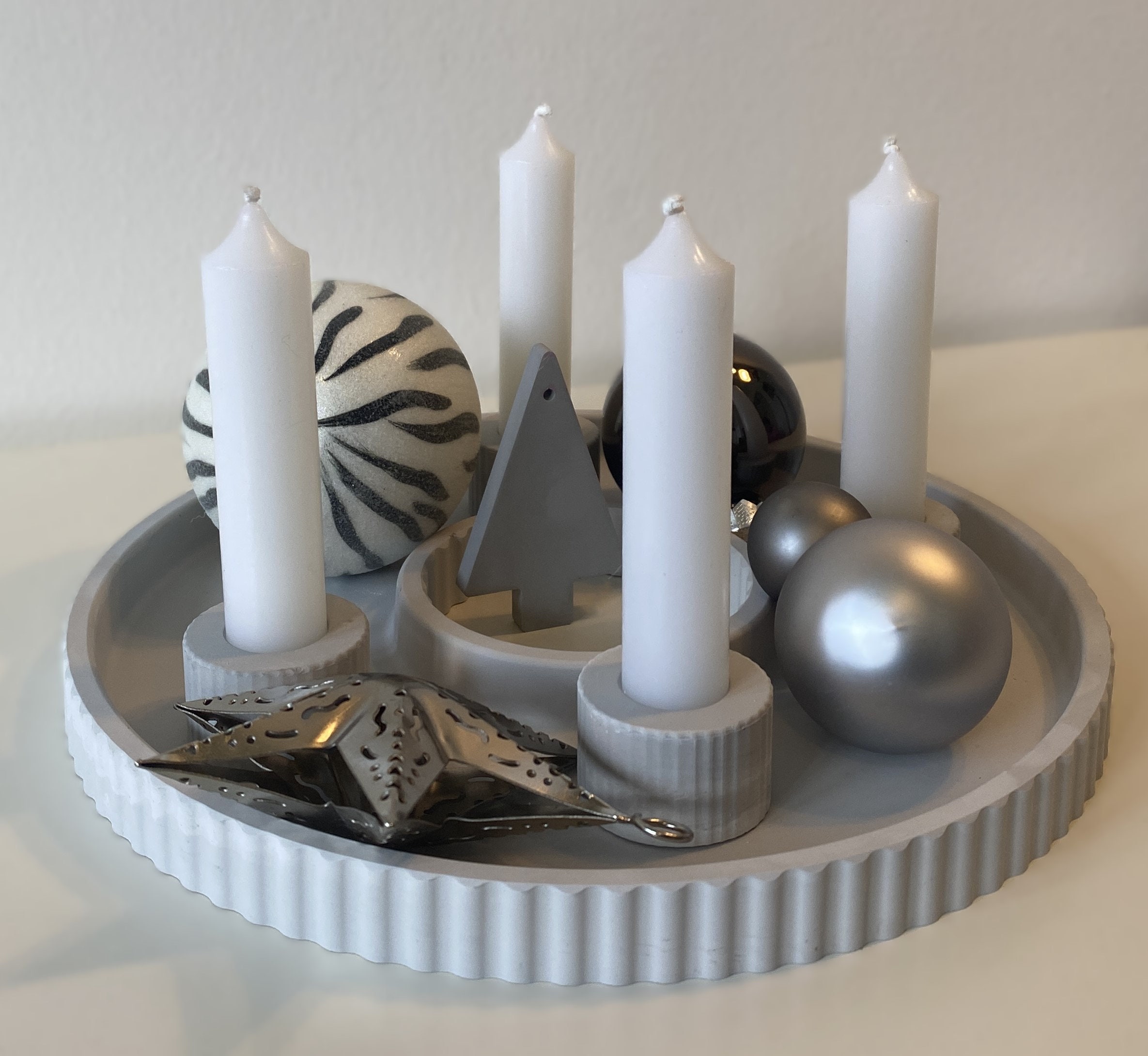 Adventskranz Adventsteller Dekoteller mit Rillen Raysin, Beton, Keramik