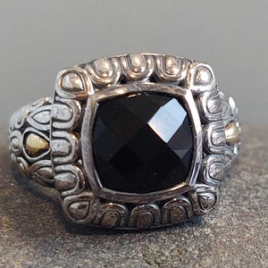 Anillo de plata de ley y oro de 14 quilates con ónix negro de John Hardy, talla 6