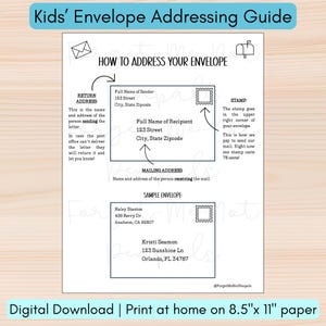 Könnte beinhalten: Ein weißes, druckbares Handbuch mit dem Titel "Kids' Envelope Addressing Guide" mit Anweisungen zum Adressieren eines Umschlags. Enthält Abschnitte für die Rücksendeadresse, die Empfängeradresse und die Platzierung der Briefmarke. Enthält Beispielumschlagadressen.