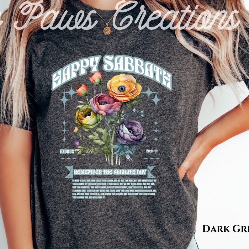 Puede incluir: Una camiseta gris oscuro con un dise&ntilde;o floral y el texto "Happy Sabbath" en una fuente retro. El dise&ntilde;o tambi&eacute;n incluye el texto "Exodus 20:8-11" y "Remember the Sabbath Day".