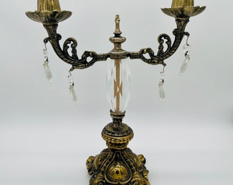 Candelabro vintage in ottone e cristallo, con prismi di cristallo pendenti, stile rococò.