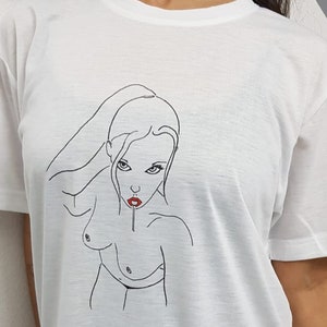 T-shirt bianca con stampa a scelta. Abbigliamento unisex. immagine 3