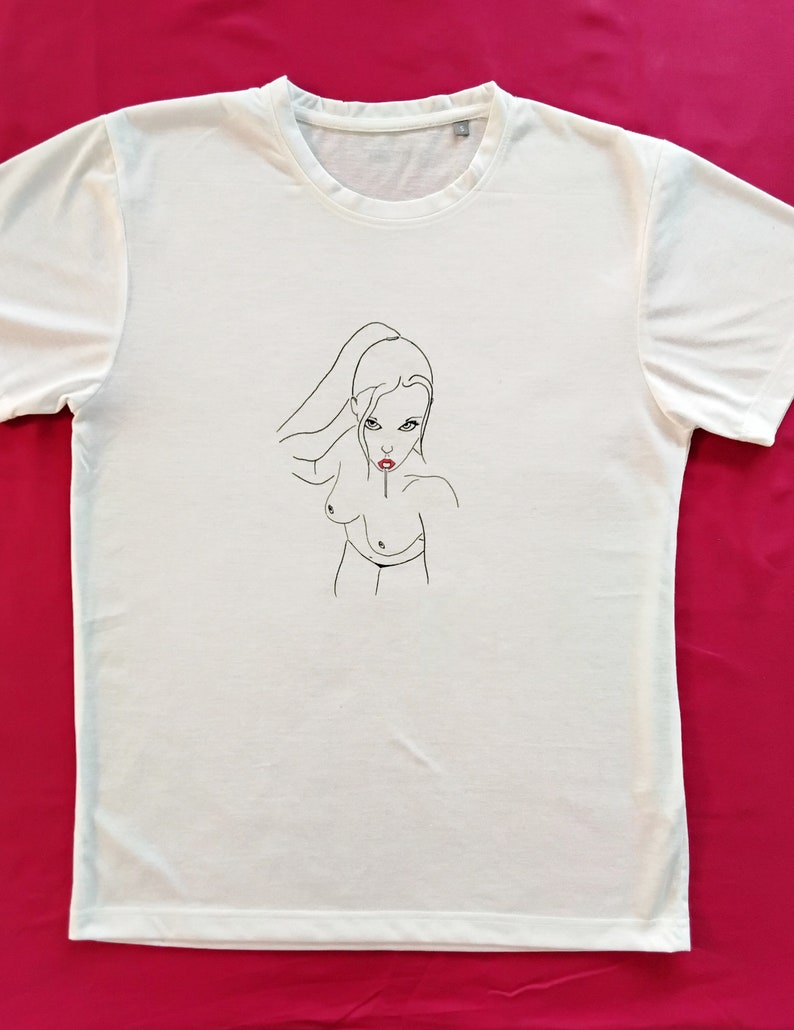 T-shirt bianca con stampa a scelta. Abbigliamento unisex. immagine 2
