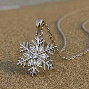 Collana con fiocco di neve in argento sterling: gioielli invernali con cristalli CZ